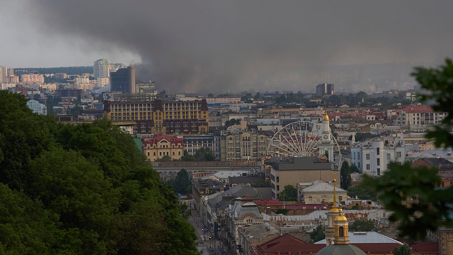 Rusya'nın 10 Haziran 2025, Salı günü Ukrayna'nın başkenti Kiev'de gerçekleştirdiği büyük füze ve insansız hava aracı saldırısının ardından şehrin üzerinde gökyüzünü dumanlar kapladı. 