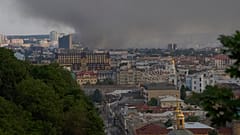 Rauch bedeckt den Himmel über der Stadt nach dem massiven russischen Raketen- und Drohnenangriff in Kiew, Ukraine, Dienstag, 10. Juni 2025. 