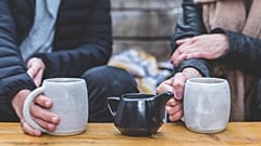 Die Menschen trinken Kaffee.
