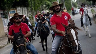 PHOTO D'ARCHIVE - Des cavaliers participent à une cavalcade en l'honneur de la Saint-Georges organisée par le ranch Fenix, à Rio de Janeiro, Brésil, dimanche 23 avril 2023