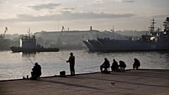 Einheimische Fischer versuchen, vor den Schiffen der russischen Marine in Sewastopol, Krim, Fisch zu fangen, 27. Oktober 2014.