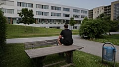 Στον περίβολο του σχολείου στο Γκρατς, ο Μάρβιν προσεύχεται για τα θύματα της τραγωδίας