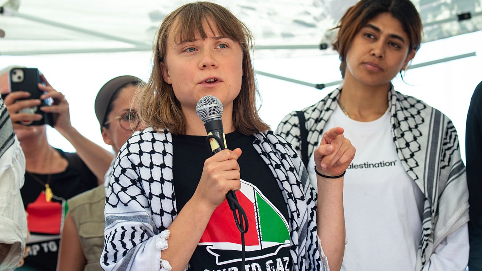 Greta Thunberg beszédet mond Gázába indulása előtt. Társaival közös akciója dugába dőlt. 
