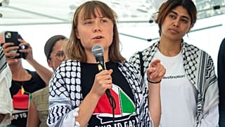 Greta Thunberg beszédet mond Gázába indulása előtt. Társaival közös akciója dugába dőlt. 