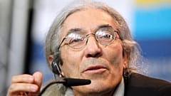 الكاتب الجزائري بوعلام صنصال، أحد أعضاء لجنة التحكيم، يتحدث في المؤتمر الصحفي خلال الدورة الثانية والستين من مهرجان برلين السينمائي الدولي