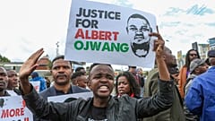Demonstranten reagieren auf den Tod des kenianischen Bloggers Albert Ojwang, der am Montag, den neunten Juni 2025, in Polizeigewahrsam in Nairobi starb.