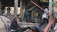 فلسطينيون يتفقدون الأضرار التي لحقت بالمدرسة التي استخدمها السكان النازحون كمأوى والتي تعرضت لغارة عسكرية إسرائيلية وأسفرت عن مقتل 36 شخصًا على الأقل، في غزة