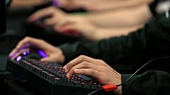 DATEI: Universitätsstudenten üben Videospiele mit ihren Teamkollegen in ihrer Trainingseinrichtung auf dem Campus in Chicago, 23. September 2017
