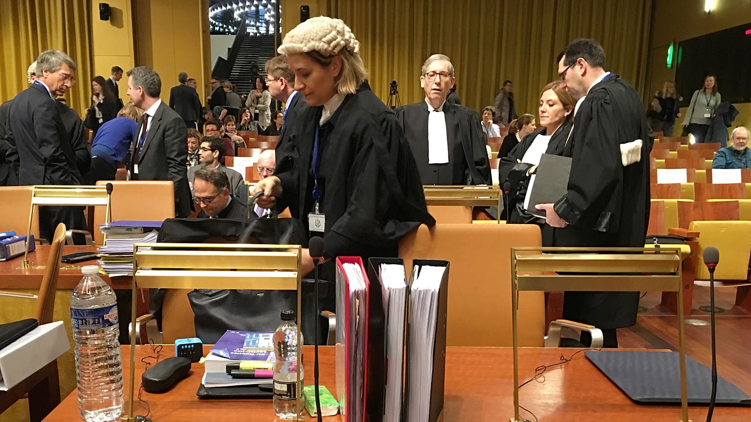 Una juez pasa junto a unos documentos antes de una audiencia en el Tribunal de Justicia Europeo en Luxemburgo.