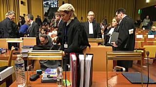Una juez pasa junto a unos documentos antes de una audiencia en el Tribunal de Justicia Europeo en Luxemburgo.