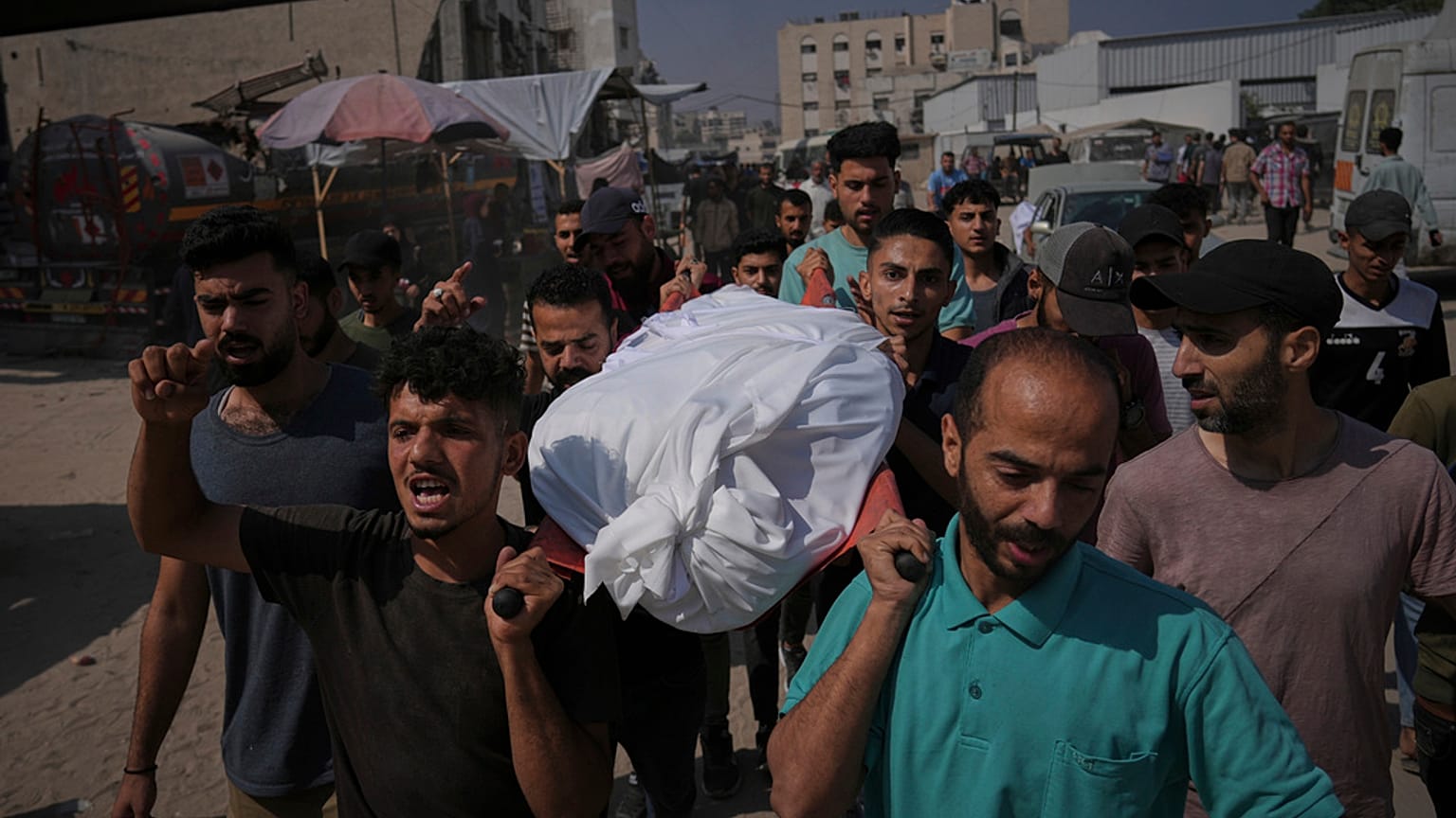 مشيعون يحملون جثث أقاربهم الذين قتلوا في غارة عسكرية إسرائيلية على غزة ، خلال جنازتهم في مدينة غزة ، الثلاثاء 10 حزيران / يونيو 2025. 