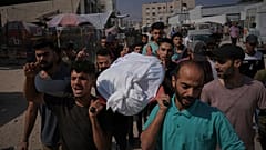 مشيعون يحملون جثث أقاربهم الذين قتلوا في غارة عسكرية إسرائيلية على غزة ، خلال جنازتهم في مدينة غزة ، الثلاثاء 10 حزيران / يونيو 2025. 