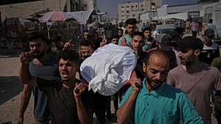 مشيعون يحملون جثث أقاربهم الذين قتلوا في غارة عسكرية إسرائيلية على غزة ، خلال جنازتهم في مدينة غزة ، الثلاثاء 10 حزيران / يونيو 2025. 