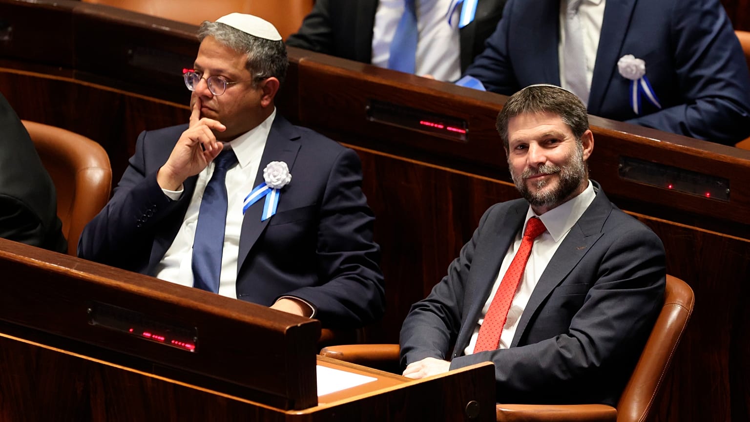 Itamar Ben Gvir e Bezalel Smotrich, membros da direita israelita do Knesset, durante a cerimónia de tomada de posse dos legisladores israelitas no Knesset em Jerusalém, 15 de novembro de 2022.