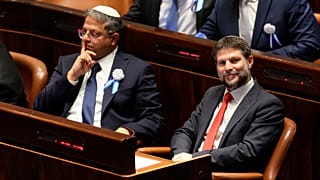 Itamar Ben Gvir e Bezalel Smotrich, membros da direita israelita do Knesset, durante a cerimónia de tomada de posse dos legisladores israelitas no Knesset em Jerusalém, 15 de novembro de 2022.