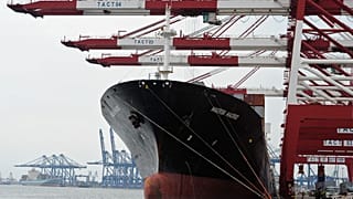 Archivo: Un carguero en el puerto chino de Tianjin, el 5 de agosto de 2010.