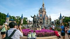 İnsanlar Florida, Lake Buena Vista'daki Walt Disney World Resort'ta bulunan Magic Kingdom Park'ı ziyaret ediyor. 18 Nisan 2022.