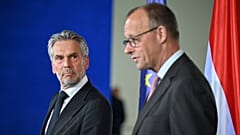 Bundeskanzler Friedrich Merz, rechts, spricht auf einer gemeinsamen Pressekonferenz mit dem amtierenden niederländischen Ministerpräsidenten Dick Schoof.