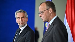 Almanya Başbakanı Friedrich Merz, sağda, Salı günü Berlin'deki Başbakanlık binasında Hollanda Başbakan Vekili Dick Schoof ile ortak basın toplantısında konuşuyor,