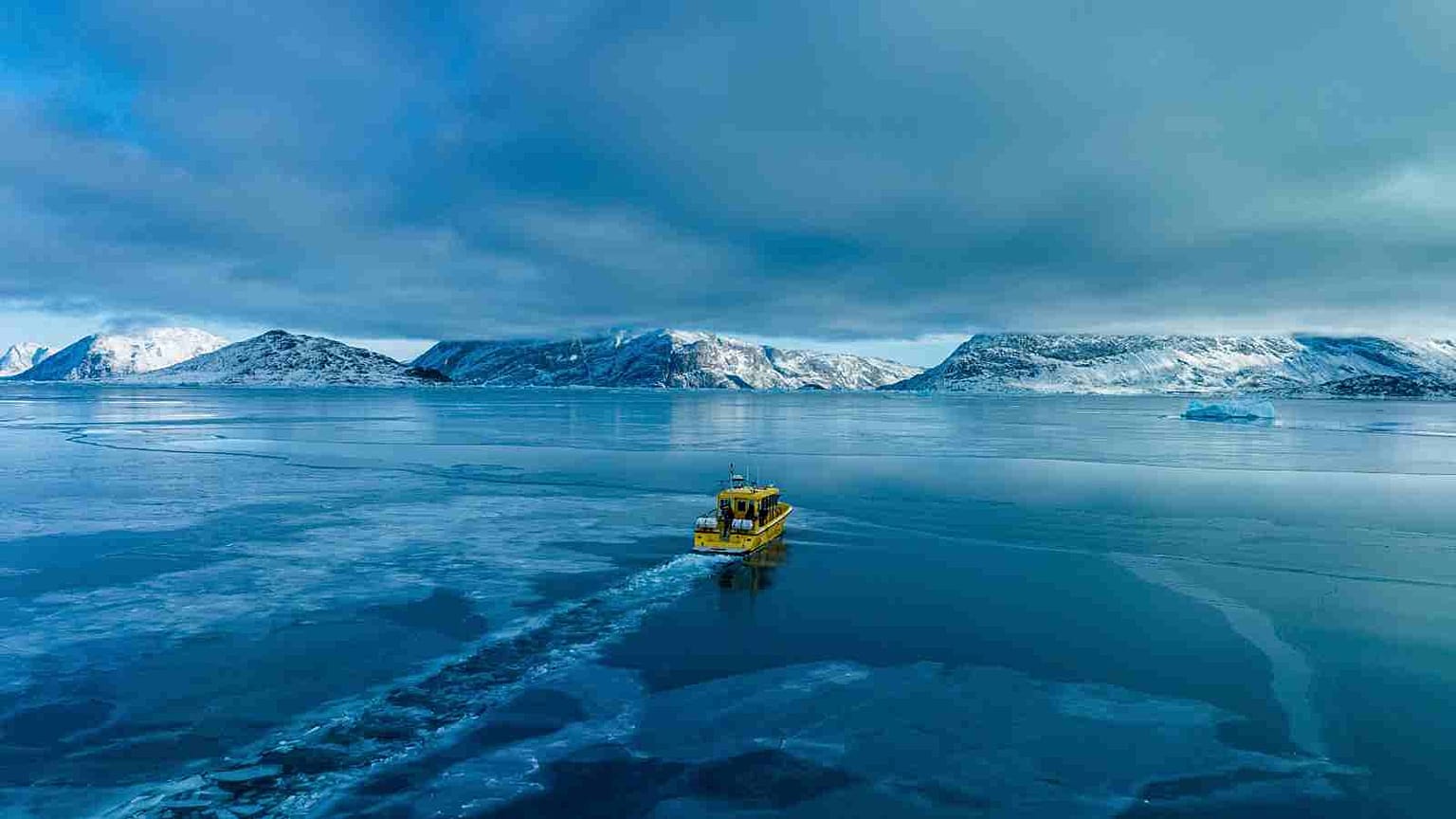 Una barca attraversa un'insenatura ghiacciata fuori Nuuk, in Groenlandia, il 6 marzo 2025. 