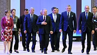 ΑΡΧΕΙΟ: Mirziyoyev με τον πρωθυπουργό της Σλοβακίας Robert Fico και τον πρόεδρο της Βουλγαρίας Rumen Radev.