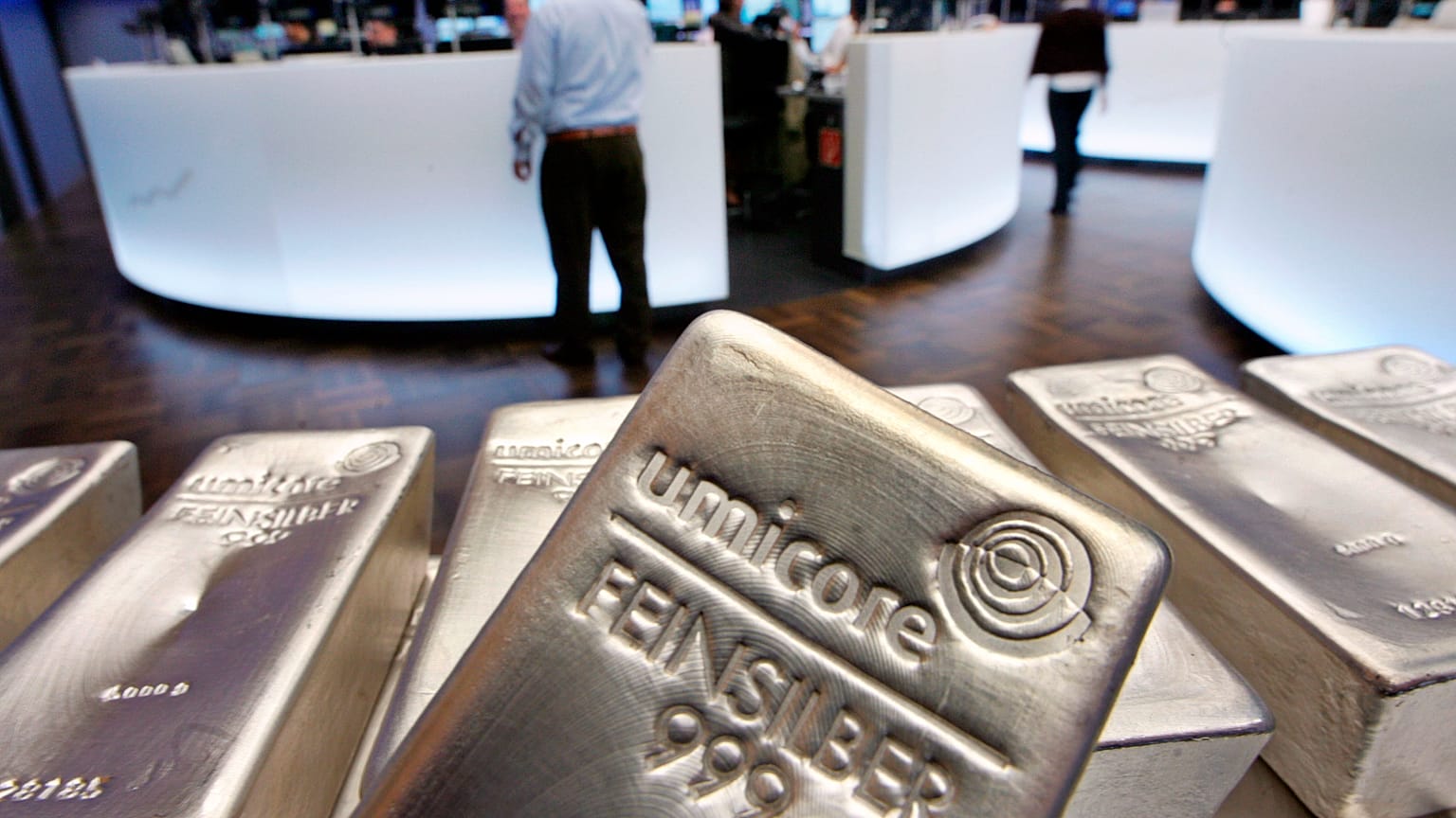 Her biri beş kilogram ağırlığındaki külçe gümüşler Frankfurt'taki borsanın işlem odasında sergileniyor