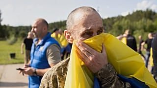 Soldados ucranianos reaccionan tras regresar de su cautiverio durante un intercambio de prisioneros entre Rusia y Ucrania en la región de Chernyhiv, el 10 de junio de 2025.