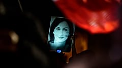 Valletta'daki başbakanlık ofisi önünde düzenlenen gösteri sırasında bir protestocu öldürülen muhabir Daphne Caruana Galizia'nın fotoğrafını tutuyor, 27 Kasım 2019