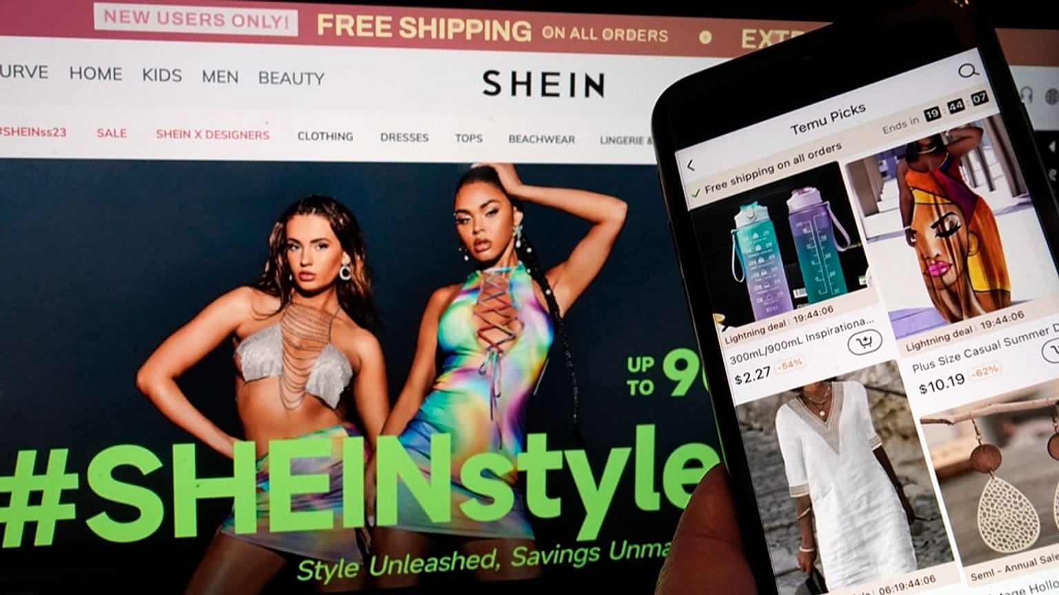 ФАЙЛ - Страницы сайта Shein (слева) и сайта Temu (справа) показаны на этой фотографии в Нью-Йорке, 23 июня 2023 года.