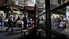 Άνθρωποι περπατούν σε μια αγορά στη Δαμασκό, 15 Δεκεμβρίου 2022
