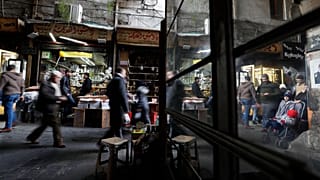 Άνθρωποι περπατούν σε μια αγορά στη Δαμασκό, 15 Δεκεμβρίου 2022