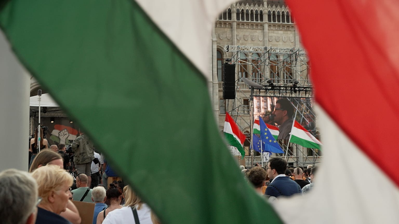 56-os zászló a kedd esti tüntetésen
