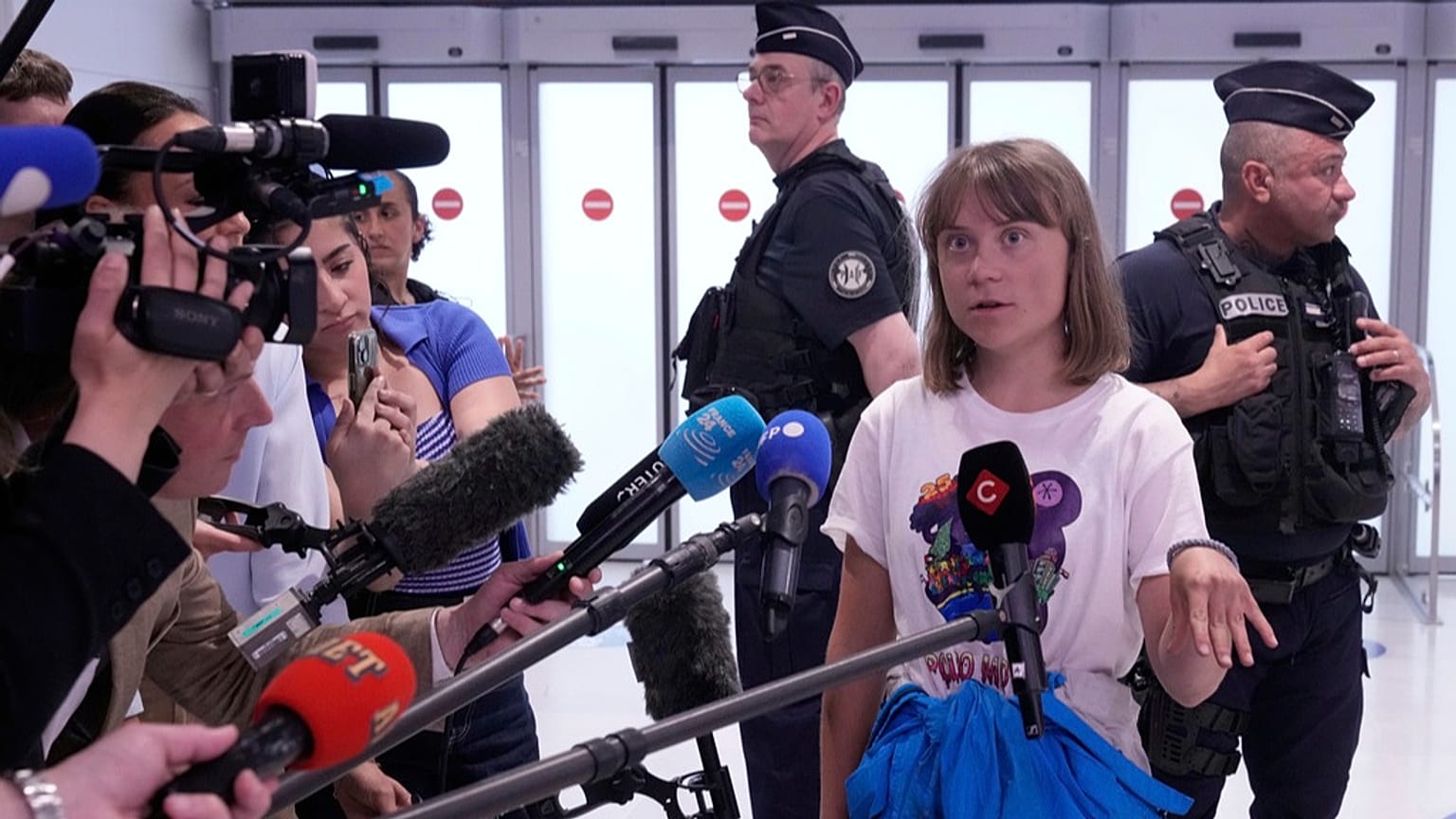 Η ακτιβίστρια Greta Thunberg απαντά στους δημοσιογράφους καθώς φτάνει από το Ισραήλ στο αεροδρόμιο Charles de Gaulle, βόρεια του Παρισιού, Τρίτη 10 Ιουνίου 2025.