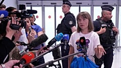Die Aktivistin Greta Thunberg antwortet Reportern bei ihrer Ankunft aus Israel auf dem Flughafen Charles de Gaulle, nördlich von Paris, Dienstag, 10. Juni 2025