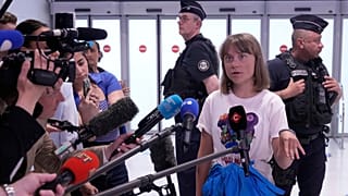 Грета Тунберг отвечает на вопросы журналистов по прибытии из Израиля в парижский аэропорт Шарль де Голль, 10 июня 2025 года.