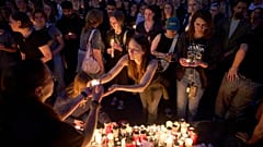 Menschen zünden Kerzen für die Opfer eines ehemaligen Schülers an, der in einer Schule das Feuer eröffnete und 10 Menschen tötete, bevor er sich das Leben nahm, Graz, Österreich, Dienstag, 10. Juni 2025