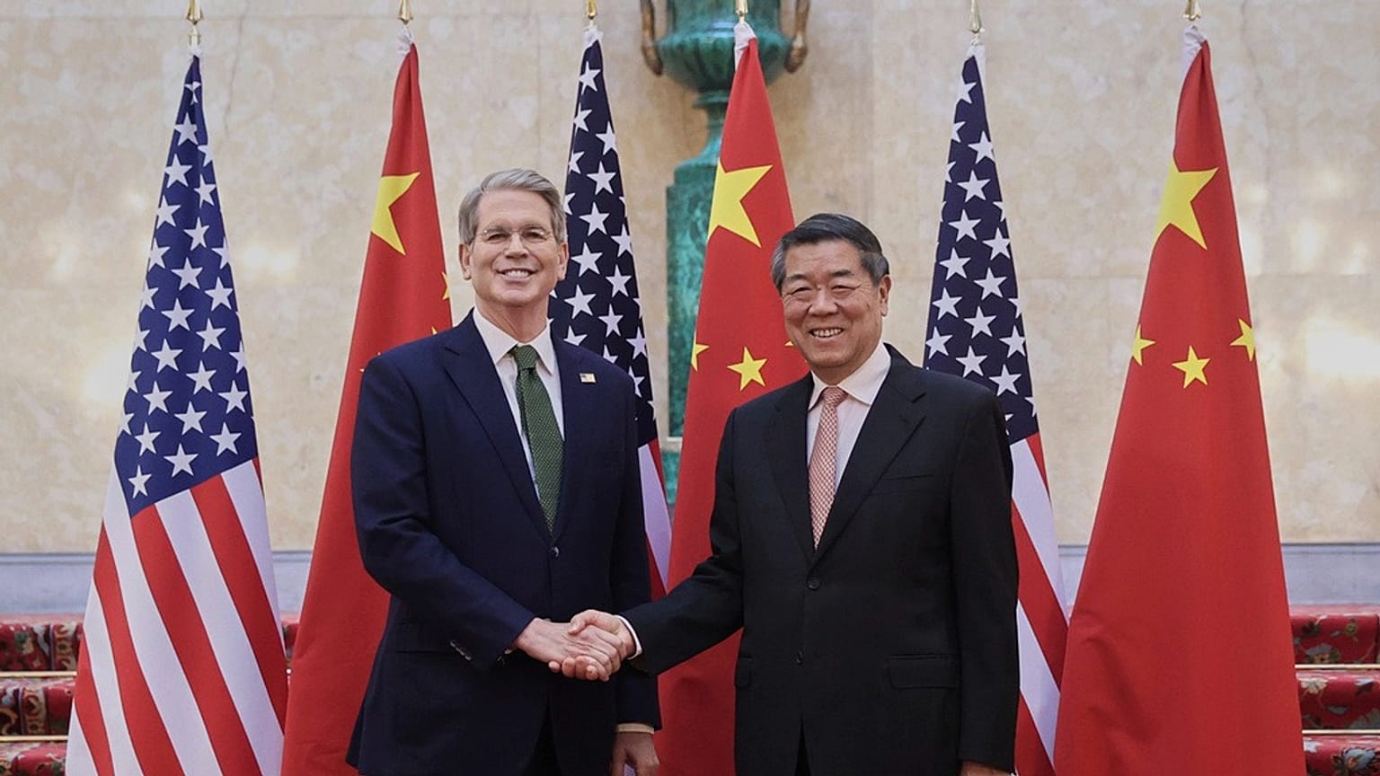 O vice-primeiro-ministro chinês He Lifeng, à direita, cumprimenta o secretário do Tesouro dos EUA, Scott Bessent, antes da sua reunião para discutir o comércio entre a China e os EUA, em Londres, segunda-feira, 9 de junho de 2025