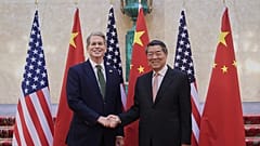 Der chinesische Vizepremier He Lifeng, rechts, schüttelt die Hände von US-Finanzminister Scott Bessent vor ihrem Treffen zu Handelsgesprächen zwischen China und den USA in London, Montag, 9. Juni 2025