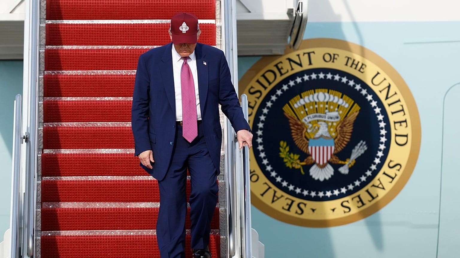El presidente Donald Trump baja las escaleras del Air Force One a su llegada a la Base Conjunta Andrews, Maryland, el martes 10 de junio de 2025.