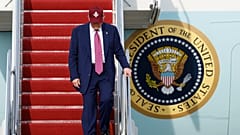 Başkan Donald Trump, 10 Haziran 2025, Salı günü Andrews Ortak Üssü'ne vardığında Air Force One'ın merdivenlerinden iniyor
