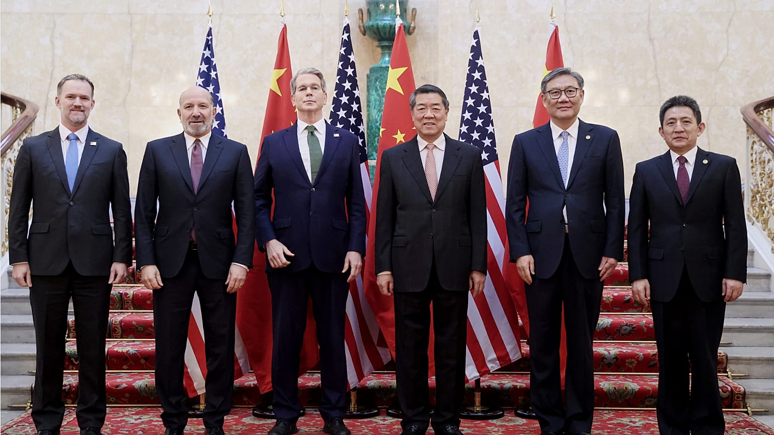 Le delegazioni di Stati Uniti e Cina prima dei colloqui a Londra  (9 giugno 2025)