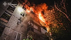 Auf diesem vom ukrainischen Katastrophenschutz zur Verfügung gestellten Foto ist ein Blick nach einem russischen Angriff auf ein Wohnhaus in Charkiw, Ukraine, am Mittwoch, 11. Juni 2025, zu sehen.
