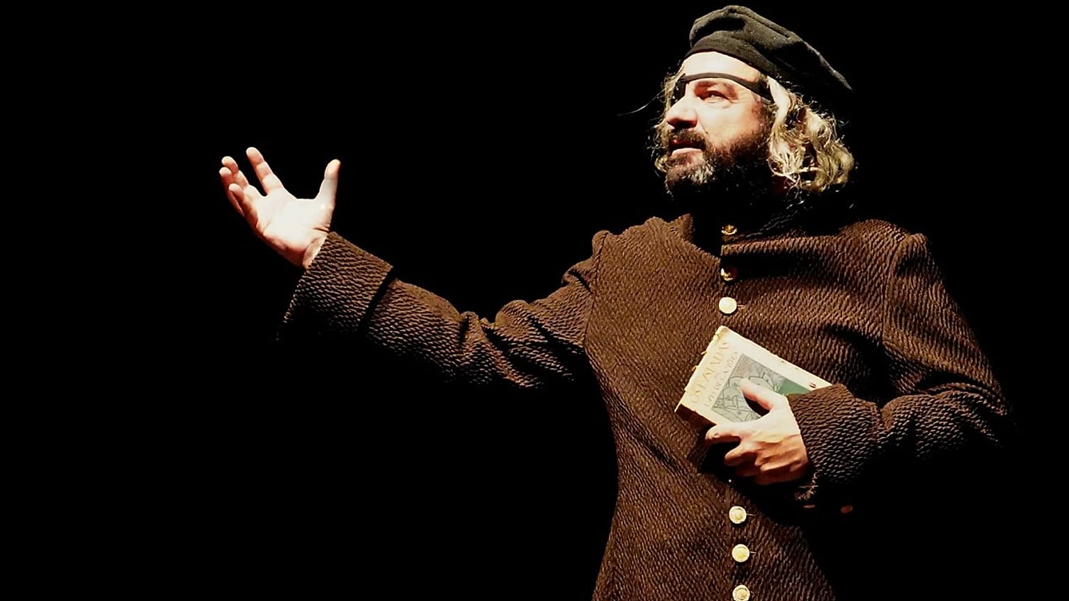 Adérito Lopes no papel de Camões em "Amor é um fogo que arde sem se ver"