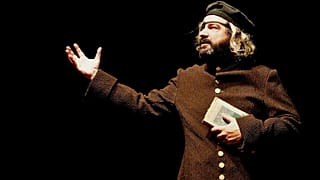 Adérito Lopes no papel de Camões em "Amor é um fogo que arde sem se ver"