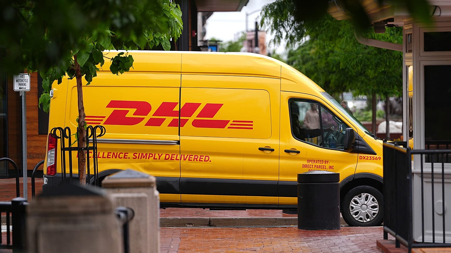 Bir DHL teslimat minibüsü, Boulder, Colorado. 3 Haziran 2025.