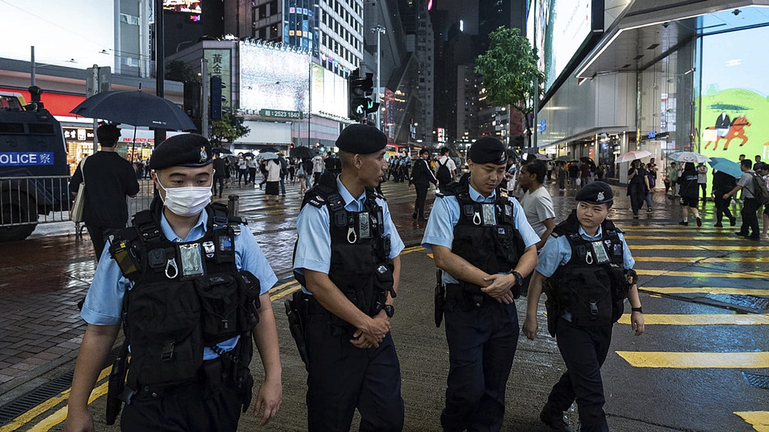 Agentes de Policía patrullan en la zona de Causeway Bay en la víspera del 35 aniversario de la represión china en la plaza de Tiananmen, en Hong Kong, el 3 de junio de 2024.