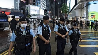 Agentes de Policía patrullan en la zona de Causeway Bay en la víspera del 35 aniversario de la represión china en la plaza de Tiananmen, en Hong Kong, el 3 de junio de 2024.