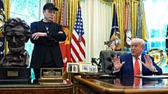 Präsident Donald Trump spricht während einer Pressekonferenz mit Elon Musk im Oval Office des Weißen Hauses, Freitag, 30. Mai 2025, in Washington. 