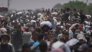 فلسطينيون يحملون موادًا غذائية ومساعدات إنسانية قدمتها مؤسسة غزة الإنسانية، وهي منظمة مدعومة من الولايات المتحدة، في رفح جنوب قطاع غزة، يوم الاثنين 9 يونيو