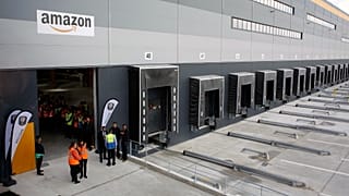 Empleados esperan al presidente de Francia, Emmanuel Macron, en las nuevas instalaciones de Amazon, en Longueau, norte de Francia, martes 3 de octubre de 2017.